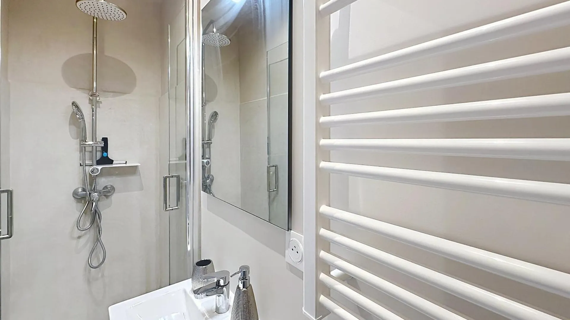 Cozy Studio With Garden And Parking In Cannes France